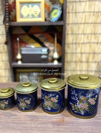 من نوادر العلب أو حافظات الشاي والقهوة والسكر المعروفة والمستخدمة فترة الثمانينات الميلادية؛ طقم علب باللون الكحلي برسمة الطاووس الشهيرة من جهة ورسمة عربة الورد من الجهة الأخرى، بحالة نظيفة