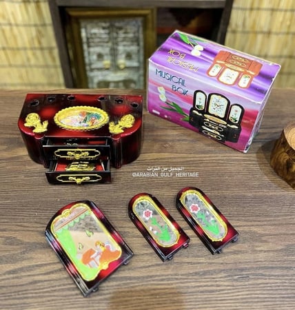 صندوق موسيقى على شكل "تسريحة" بثلاث مرايا ودرجين سحب، يعمل بالبطارية، كان من زينة غرف البنات في الزمن الماضي، مصنوع صناعة متينة، مخزن بالكرتون لم يستخدم