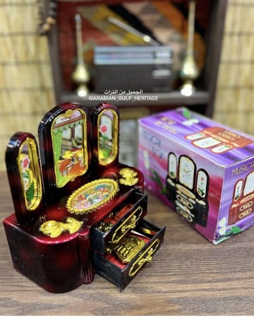 صندوق موسيقى على شكل "تسريحة" بثلاث مرايا ودرجين سحب، يعمل بالبطارية، كان من زينة غرف البنات في الزمن الماضي، مصنوع صناعة متينة، مخزن بالكرتون لم يستخدم