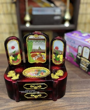 صندوق موسيقى على شكل "تسريحة" بثلاث مرايا ودرجين سحب، يعمل بالبطارية، كان من زينة غرف البنات في الزمن الماضي، مصنوع صناعة متينة، مخزن بالكرتون لم يستخدم