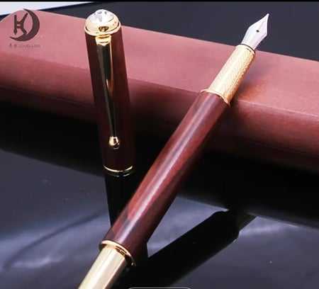 قلم خشب عالي الجودة بغطاء كريستالي أنيق