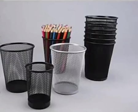 12 قطعة من حامل أقلام حديد للمكتب - منظم أقلام ملون مع مقص، وأقلام تحديد، وتخزين للمستلزمات المدرسية، بتصميم شبكي أسود للمكتب