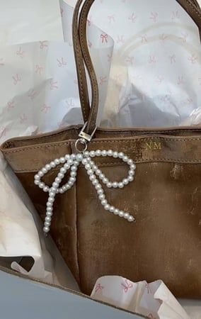 charms تعليقة الفيونكه