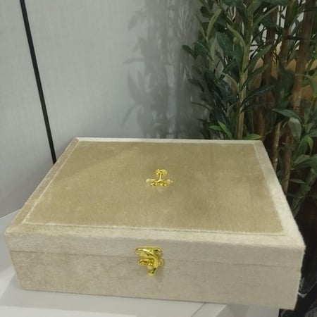 علب مخمل فاخره متعددة الاحجام