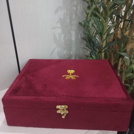 علب مخمل فاخره متعددة الاحجام
