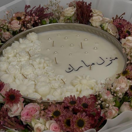 علبة فضية حديد كبيرة مع باقة ورد طبيعي