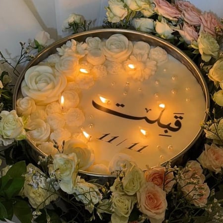 علبة فضية حديد كبيرة مع باقة ورد طبيعي