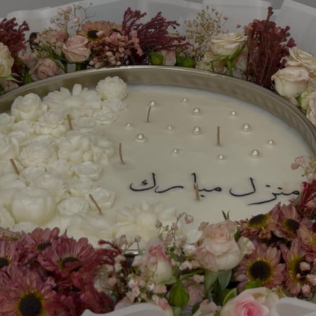 علبة فضية حديد كبيرة مع باقة ورد طبيعي