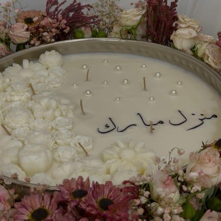 علبة فضية حديد كبيرة مع باقة ورد طبيعي