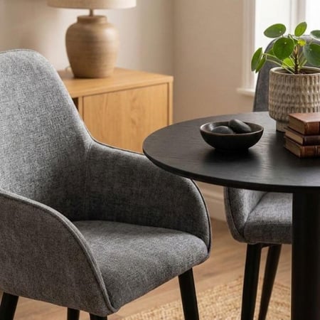 طقم كافيه "إليجانس" – طاولة سيراميك مع كرسيين بتصميم بسيط وراقي