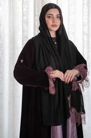 عباية مخمل مع دانتيل فرنسي برغندي