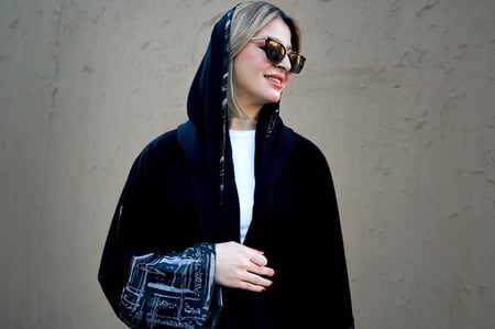 عباية ملكي واكمام باللون الرصاصي والاسود