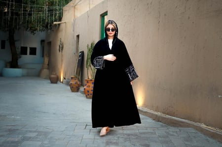 عباية ملكي واكمام باللون الرصاصي والاسود