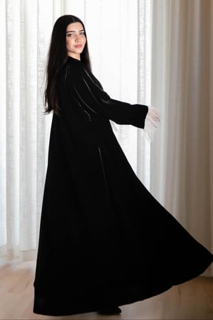 عباية مخمل مع دانتيل فرنسي ابيض