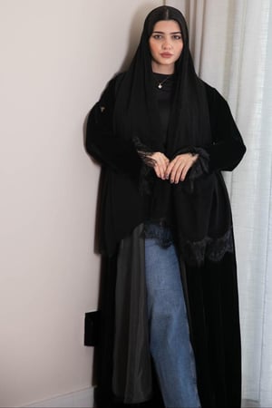 عباية مخمل مع دانتيل فرنسي اسود