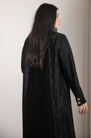 عباية الكريب بالدانتيل (سواد فاحم)