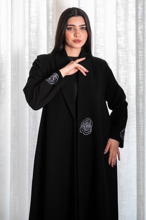 عباية كريب راقي بتطريز وردة ناعمة