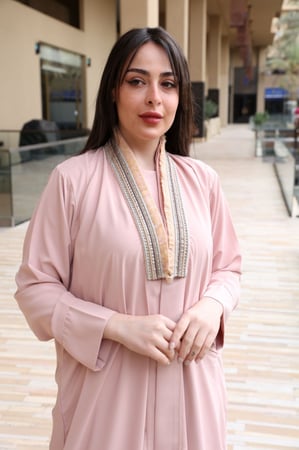 عباية كريب مزينة بكلفة يدوي لون وردي