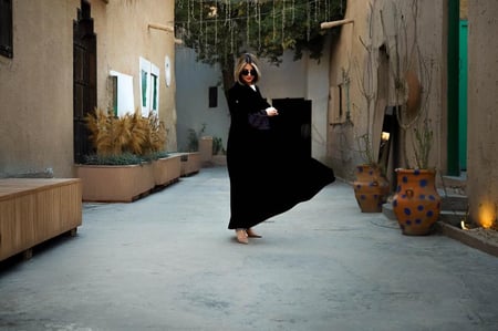 عباية ملكي واكمام باللون البني والاسود