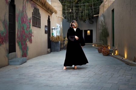 عباية ملكي واكمام باللون البني والاسود