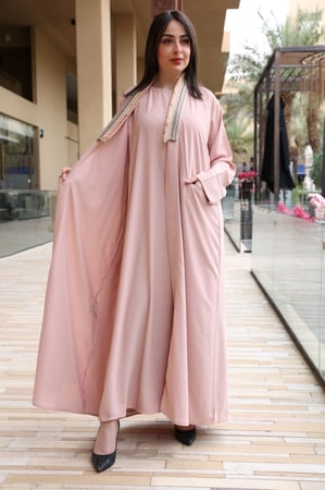 عباية كريب مزينة بكلفة يدوي لون وردي