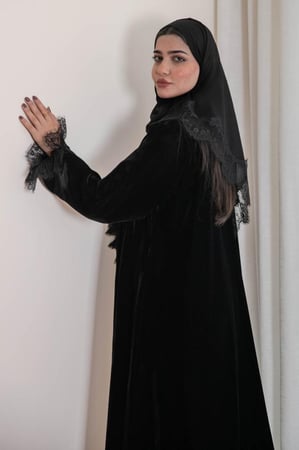 عباية مخمل مع دانتيل فرنسي اسود