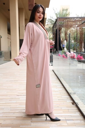 عباية كريب مزينة بكلفة يدوي لون وردي