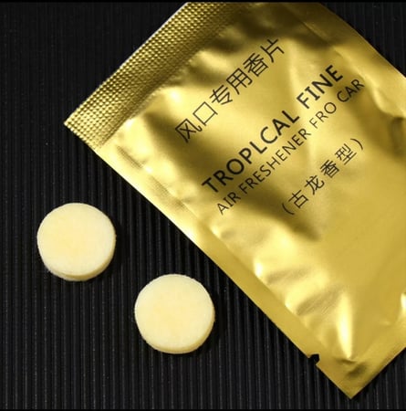 مشبك الزهرة الجميلة ، لتزيبن فتحة المكيف للسيارات ، مرفق معه قطنه معطرة برائحة الأزهار ، ويمكنك إضافة عطرك المفضل عليها ،
