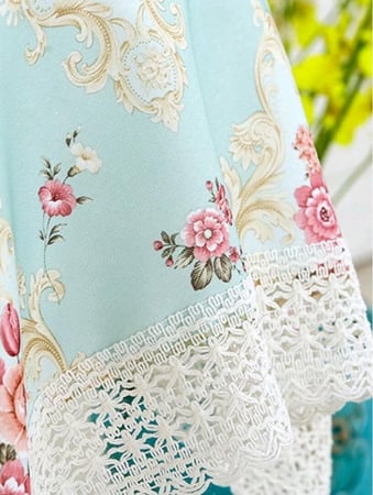 مفرش طاولة مزين بالورد بألوان رائعه جذابة ..