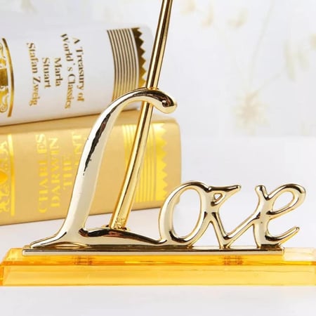 وردة مطلية بالذهب .