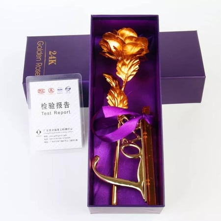 وردة مطلية بالذهب .