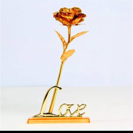 وردة مطلية بالذهب .