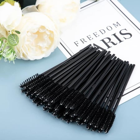 فرشاة للماسكارا ، ومناسبة للحواجب كذلك ..