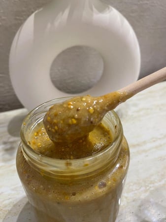 مزيج العسل السدر البلدي مع الجنسنج وطلع النخيل في عبوة زجاجية