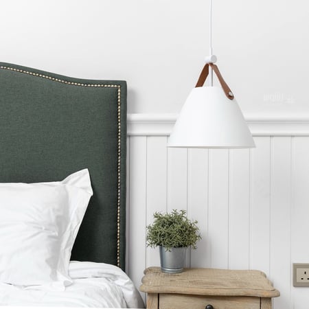 ثريا علاقي ابيض مفرد مع قاعدة جلد