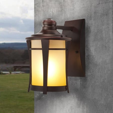 فانوس جداري بني دائري مع زجاج عسلي