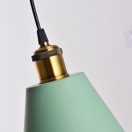 ثريا علاقية خضراء مودرن مع قمع ذهبي