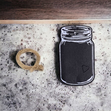 بطاقة كرافت ورقي اسود مع خيط حبل مع فتحة قلب