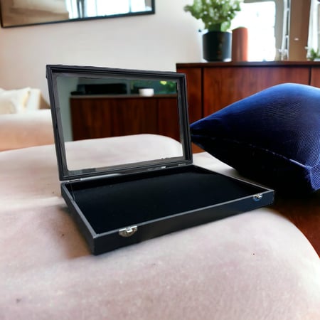 استاند عرض منظم اساور سلسال سلاسل سبح جلد بغطاء زجاج شفاف ( حبة واحدة )