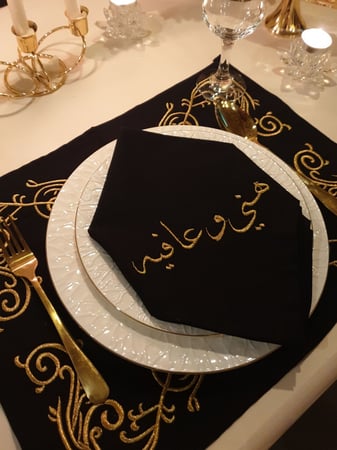 مفرش صحن ومناديل  بتطريز  ذهبي