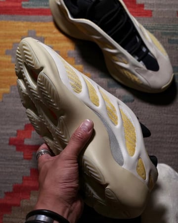 Adidas Yeezy 700 V3 Safflower