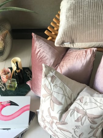 وسادة مطرزة