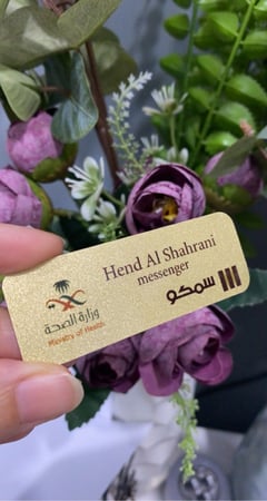 تعليقه اسم بشعار تصميم حسب الطلب ذهبي