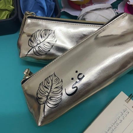 مقلمة ذهبية مزينة بورقة شجر