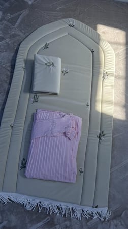 طقم صلاة ورد منثور وردي