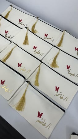 محافظ مع كتابة الاسم