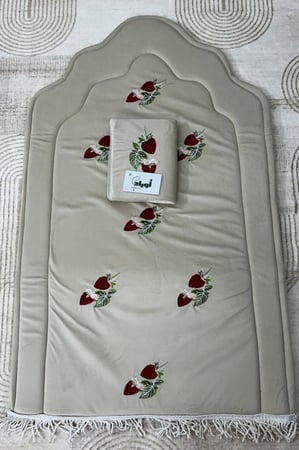 طقم صلاة فراولة بيج