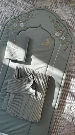 طقم صلاة ملكي زيتي