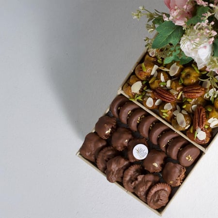 بوكس الفخامة صينية مدرجة معمول وشوكولاتة وبيتيفور - متجر ضيافات رتيل