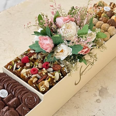 بوكس الفخامة صينية مدرجة معمول وشوكولاتة وبيتيفور - متجر ضيافات رتيل